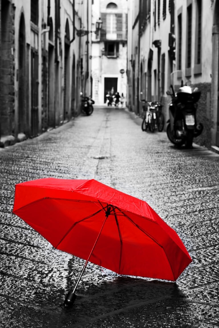 Tablou canvas Strada pietruita, umbrela rosie, retro, alb-negru