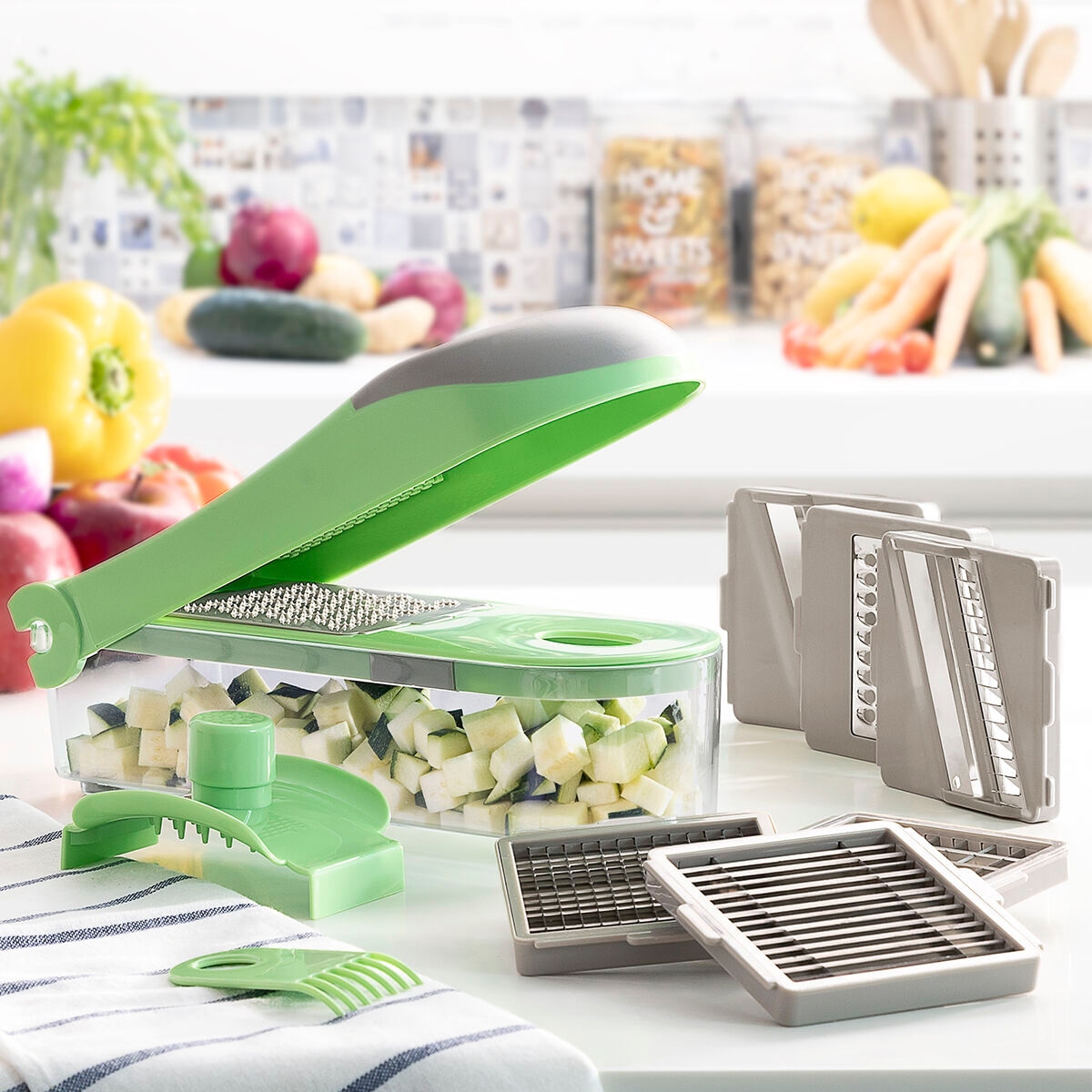 Cutit de legume 7 in 1, razatoare si mandolina cu retete si accesorii Choppie Expert InnovaGoods