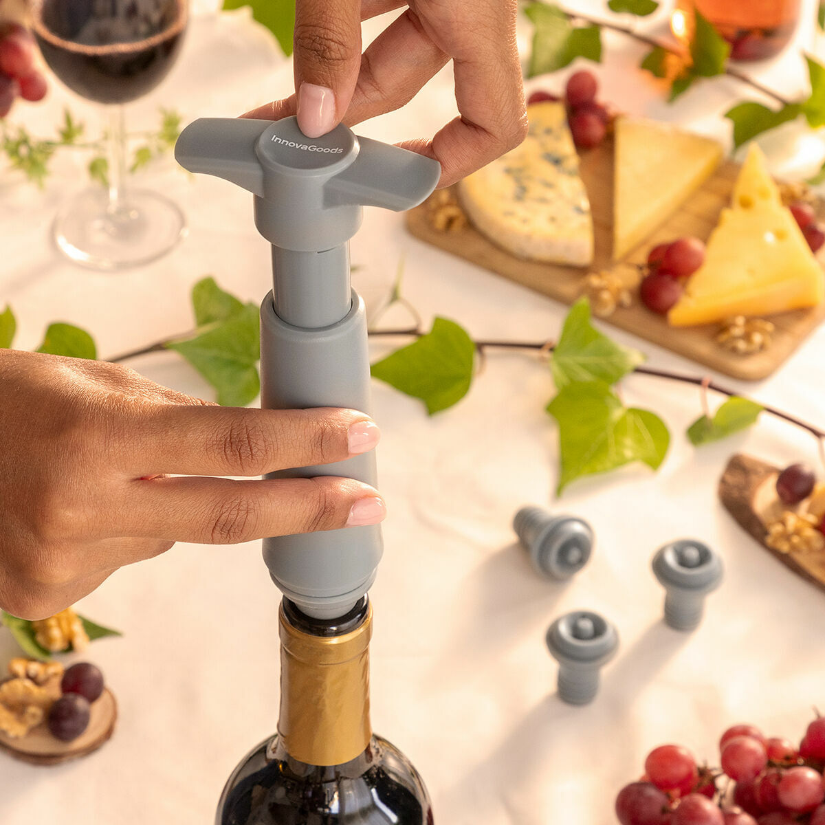Pompa de vacuum si dopuri pentru vin Winuum InnovaGoods (4 capace)