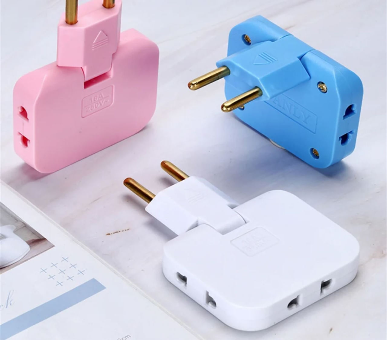 Adaptor Triplu Rotativ 180° cu 2 Prize si 2 Porturi USB Techstar®, 2500W, Albastru - Ideal pentru Spatii Inguste