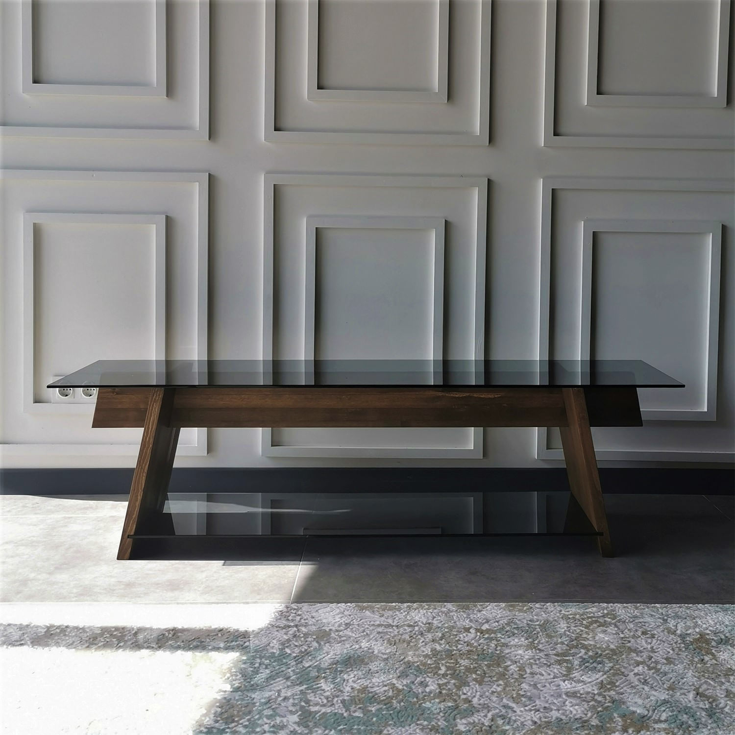 Comoda tv, Hanah Home, sticla securizata, lemn masiv de pin, nuc si negru, 158x45x40 cm