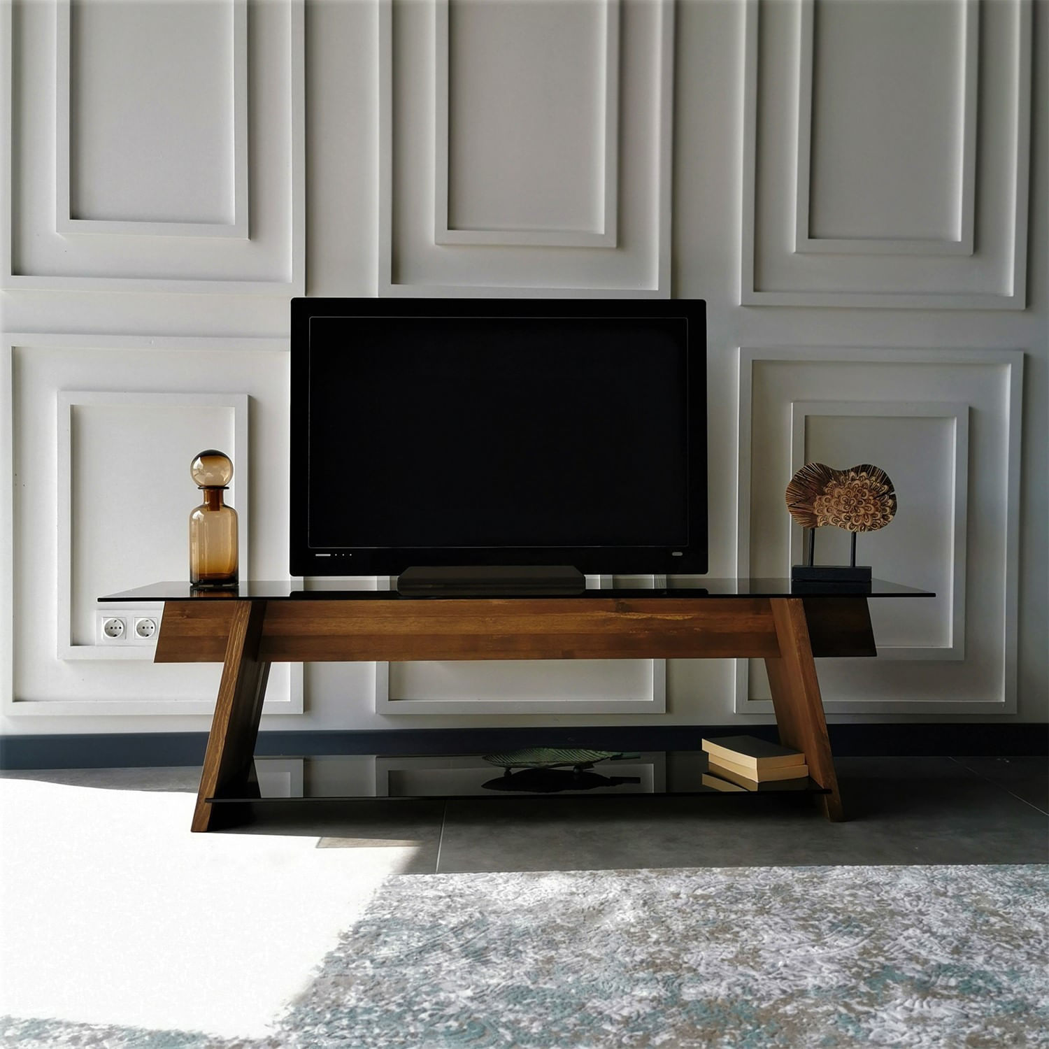 Comoda tv, Hanah Home, sticla securizata, lemn masiv de pin, nuc si negru, 158x45x40 cm — imaginea 3