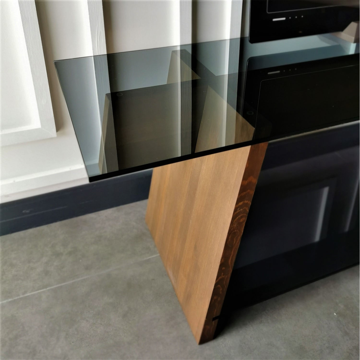 Comoda tv, Hanah Home, sticla securizata, lemn masiv de pin, nuc si negru, 158x45x40 cm — imaginea 4
