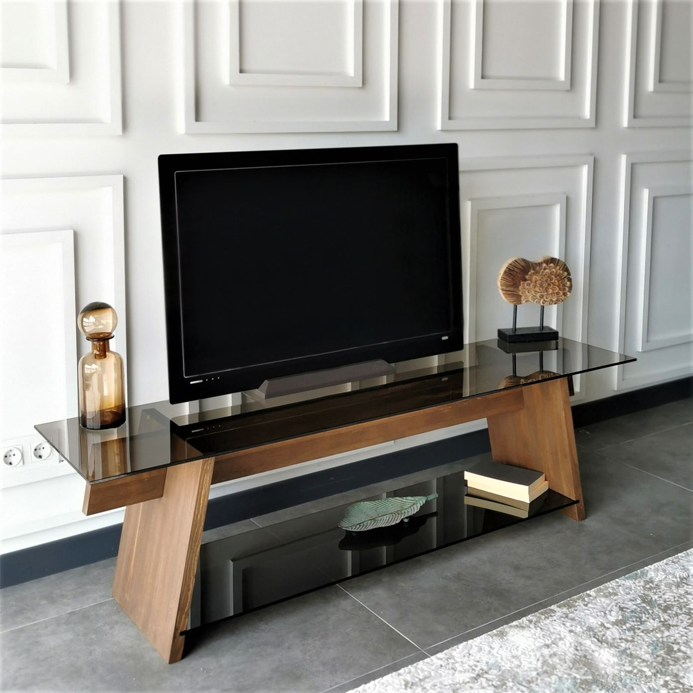 Comoda tv, Hanah Home, sticla securizata, lemn masiv de pin, nuc si negru, 158x45x40 cm — imaginea 5