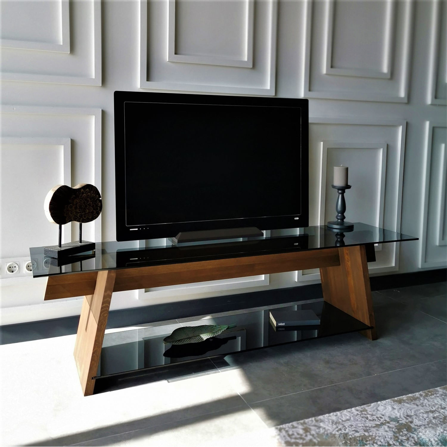 Comoda tv, Hanah Home, sticla securizata, lemn masiv de pin, nuc si negru, 158x45x40 cm — imaginea 7