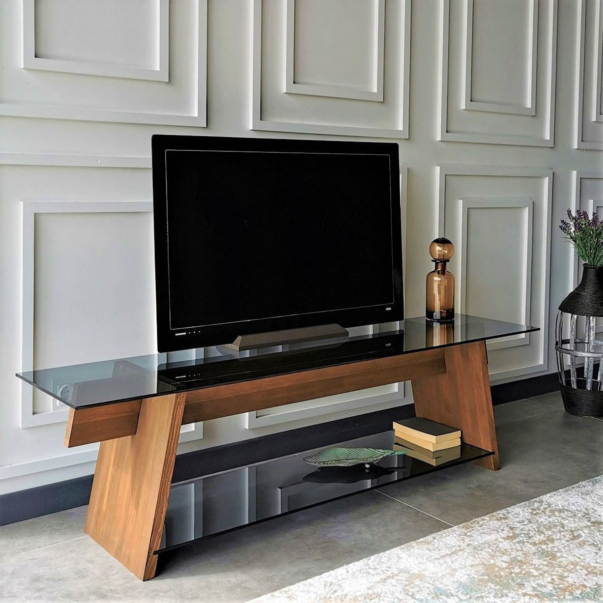 Comoda tv, Hanah Home, sticla securizata, lemn masiv de pin, nuc si negru, 158x45x40 cm — imaginea 8
