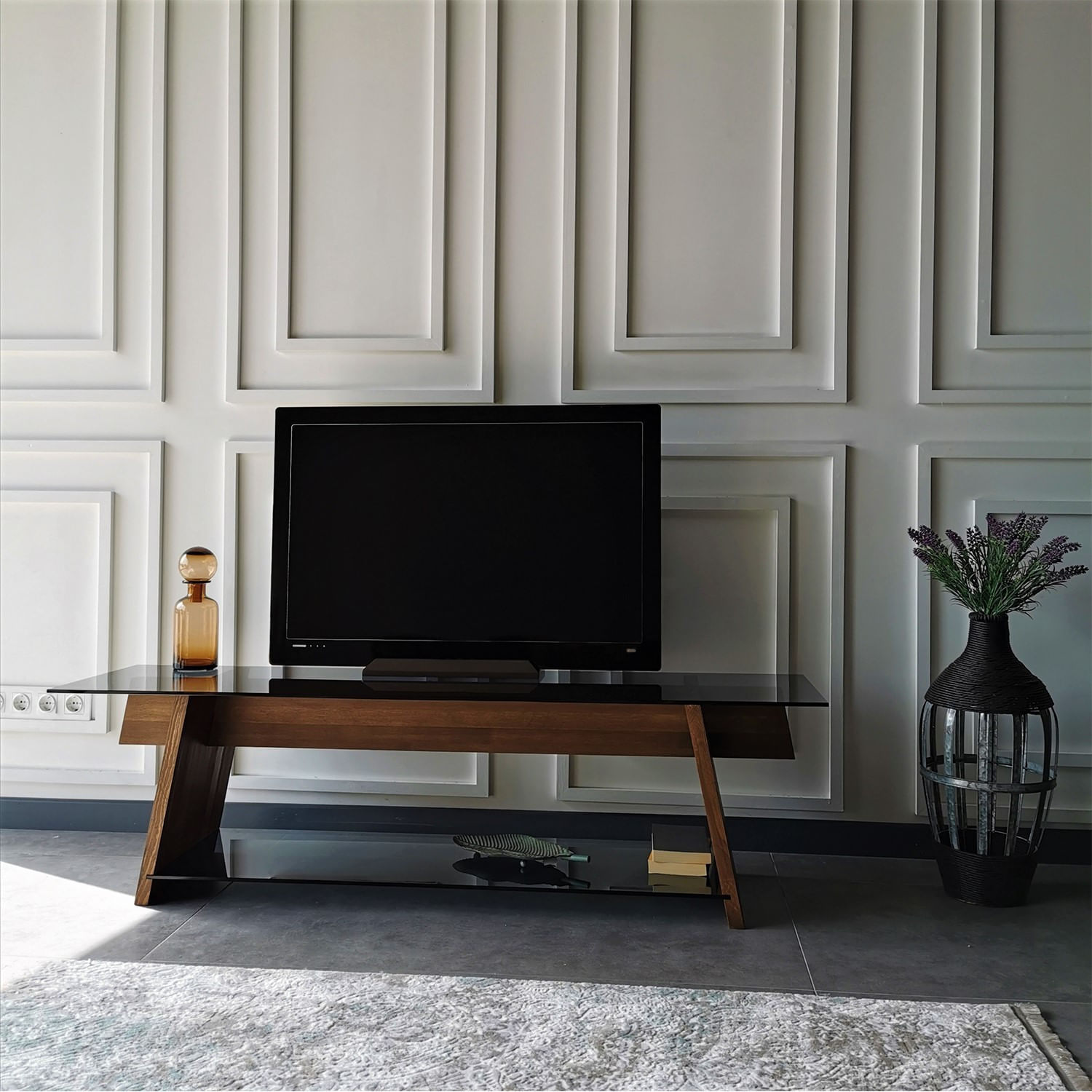 Comoda tv, Hanah Home, sticla securizata, lemn masiv de pin, nuc si negru, 158x45x40 cm — imaginea 9