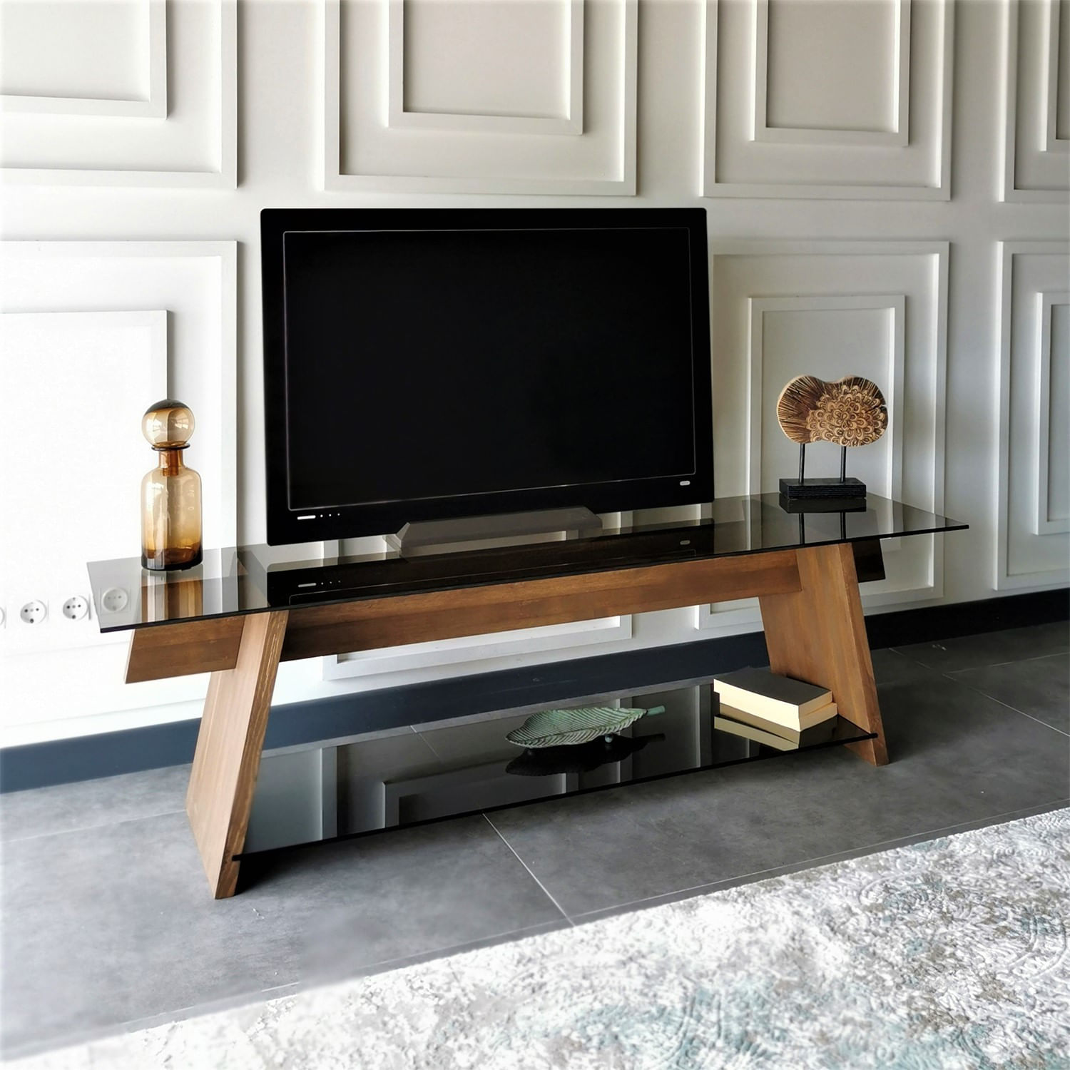 Comoda tv, Hanah Home, sticla securizata, lemn masiv de pin, nuc si negru, 158x45x40 cm — imaginea 10