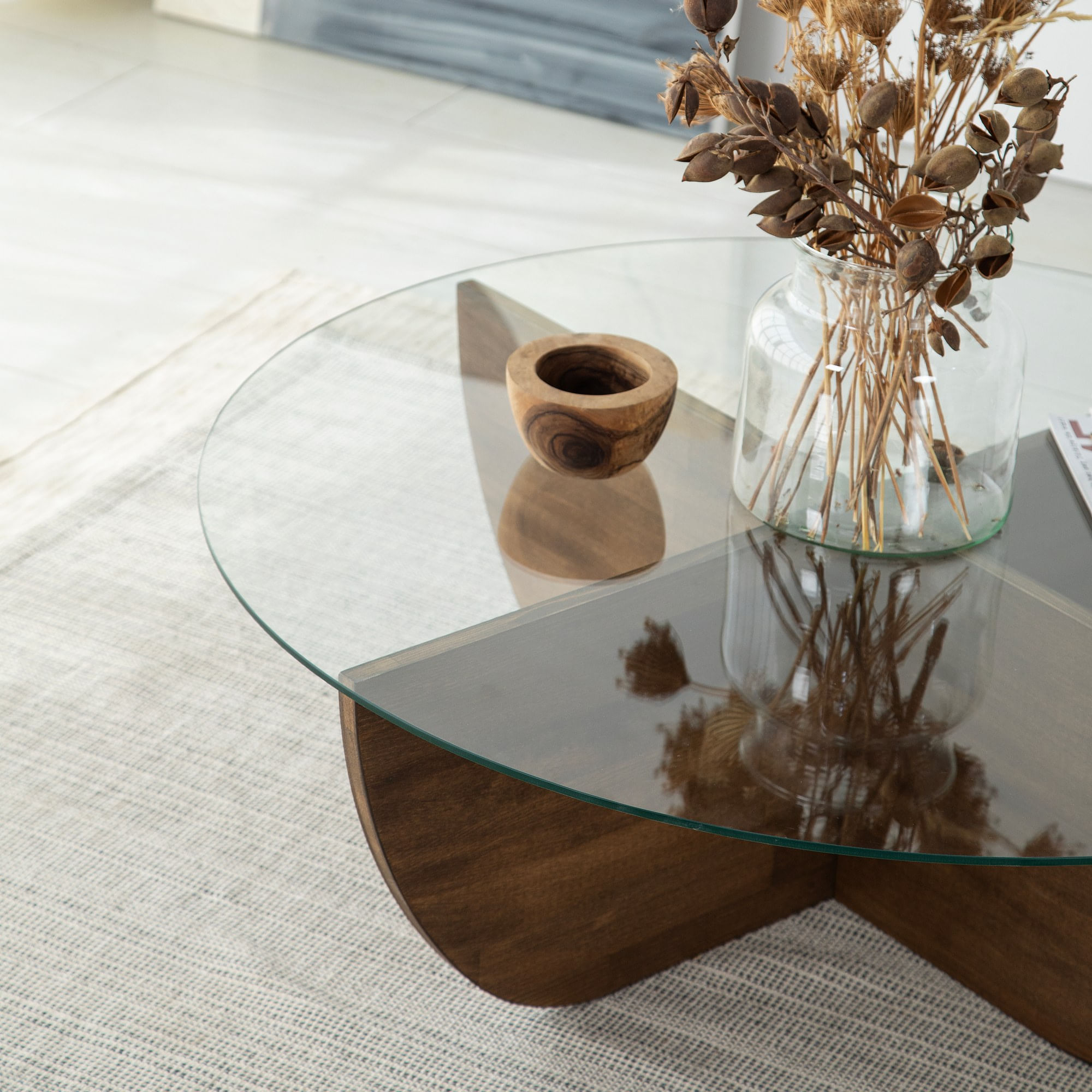 Masuta de cafea, Hanah Home, sticla calita si lemn masiv de pin, nuc, 90x90x30 cm — imaginea 4