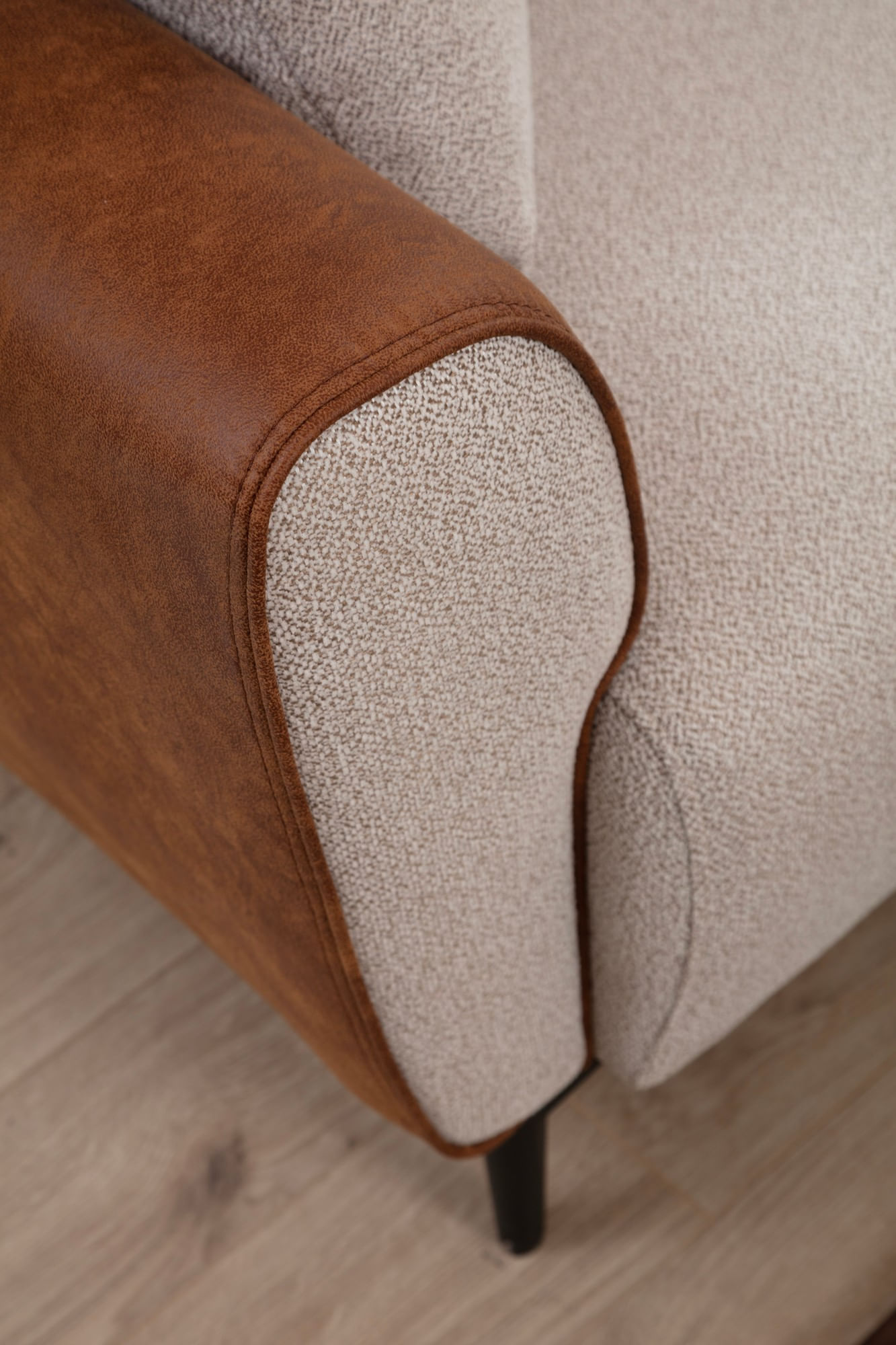 Canapea extensibila 3 locuri, Hanah Home, lemn fag, bej scortisoara, 215x85x85 cm — imaginea 5