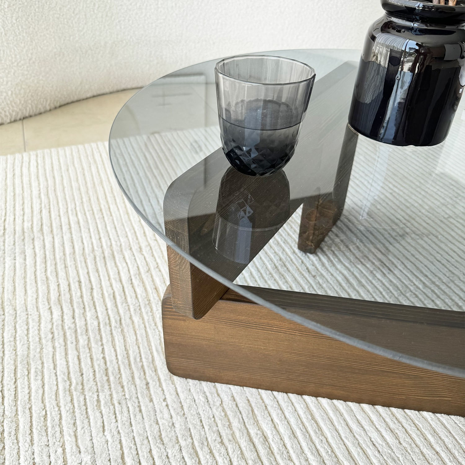 Masuta de cafea, Hanah Home, sticla securizata si lemn masiv, nuc si fum, 75x35x75 cm — imaginea 5