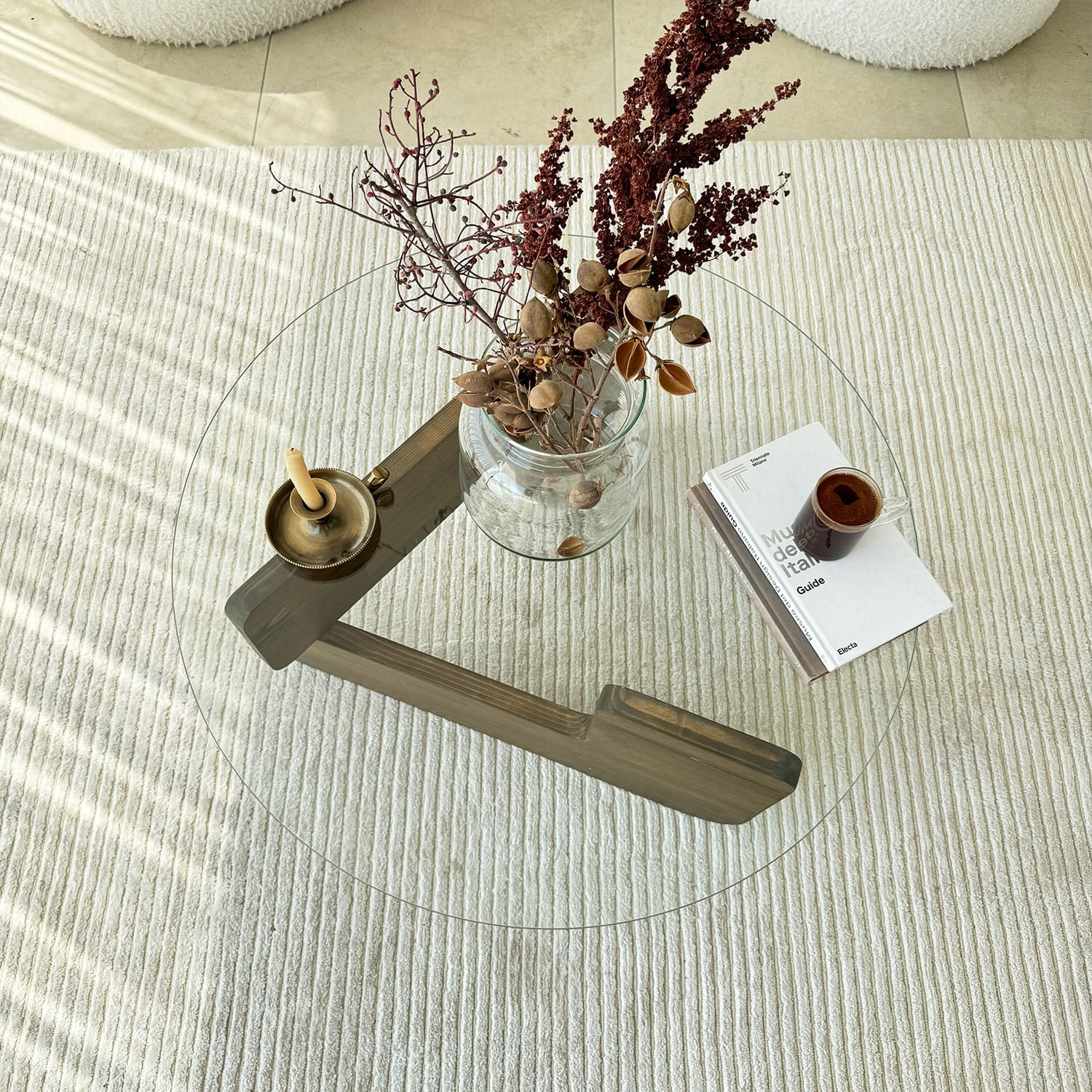 Masuta de cafea, Hanah Home, lemn masiv si sticla securizata, nuc si transparent, 75x75x35 cm — imaginea 4