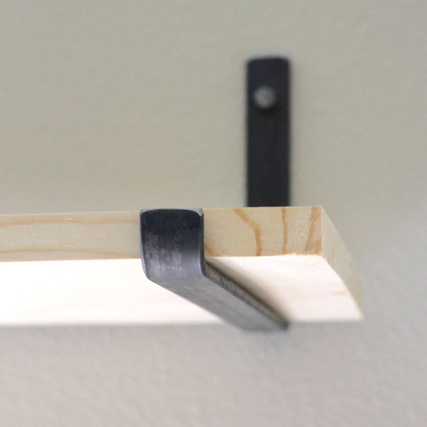 Raft de perete, Hanah Home, lemn de molid, negru si stejar, 60x16x14 cm — imaginea 8
