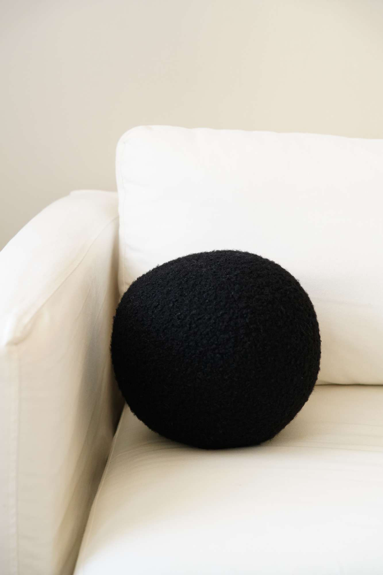 Perna decorativa, Aberto Design, negru, 20x20x20 cm, poliester reciclat
