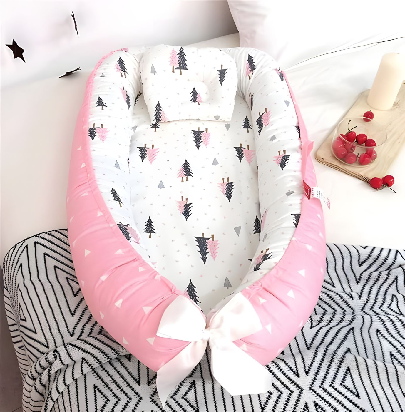 Cosulet Bebelusi pentru Dormit tip Baby Nest, Linomag®, cu Doua Fete, 0-24 Luni, 90x55cm, Husa Bumbac, Alb/Roz