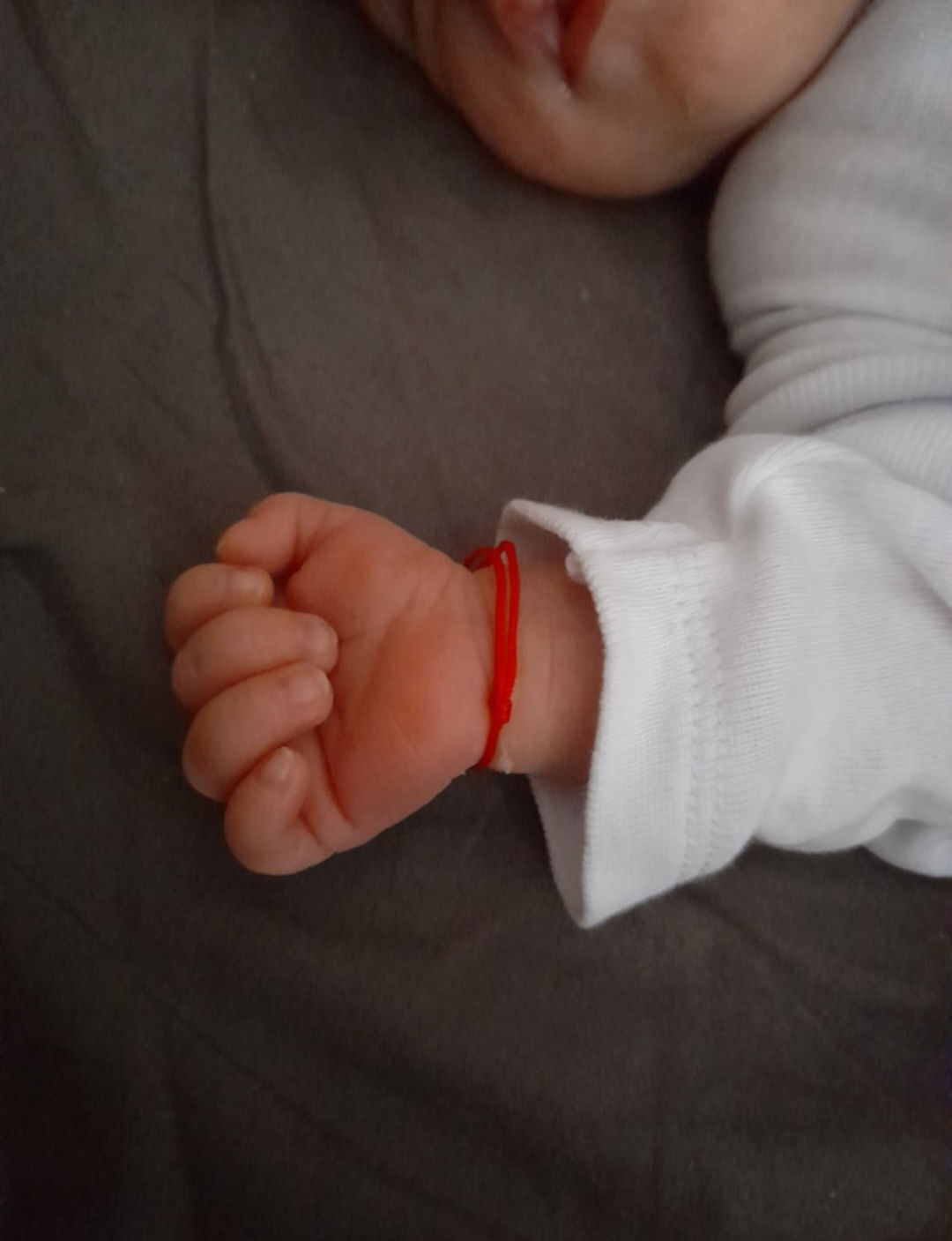 Bratara Bebe reglabila rosie din snur de matase pentru nou nascuti si copii - imagine 2