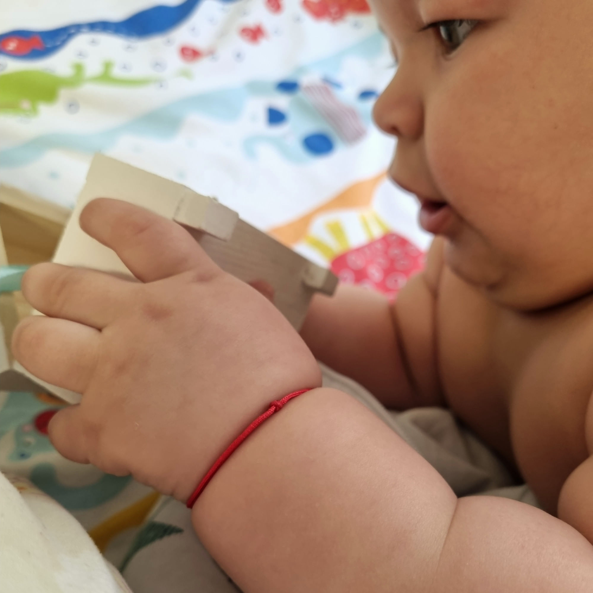 Bratara Bebe reglabila rosie din snur de matase pentru nou nascuti si copii - imagine 4