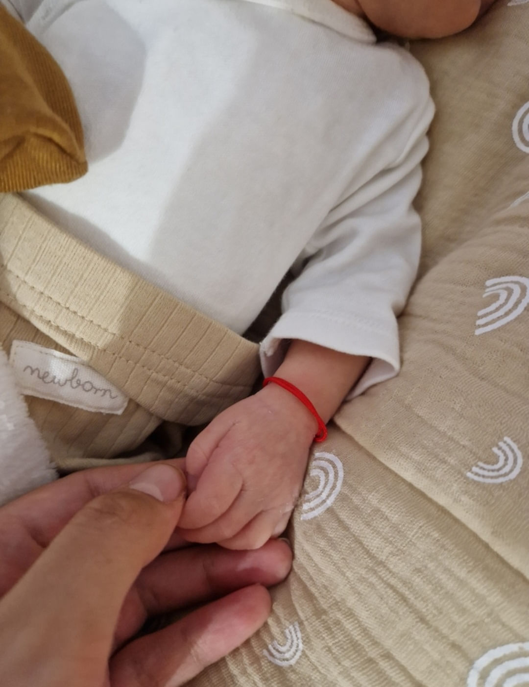 Bratara Bebe reglabila rosie din snur de matase pentru nou nascuti si copii - imagine 7