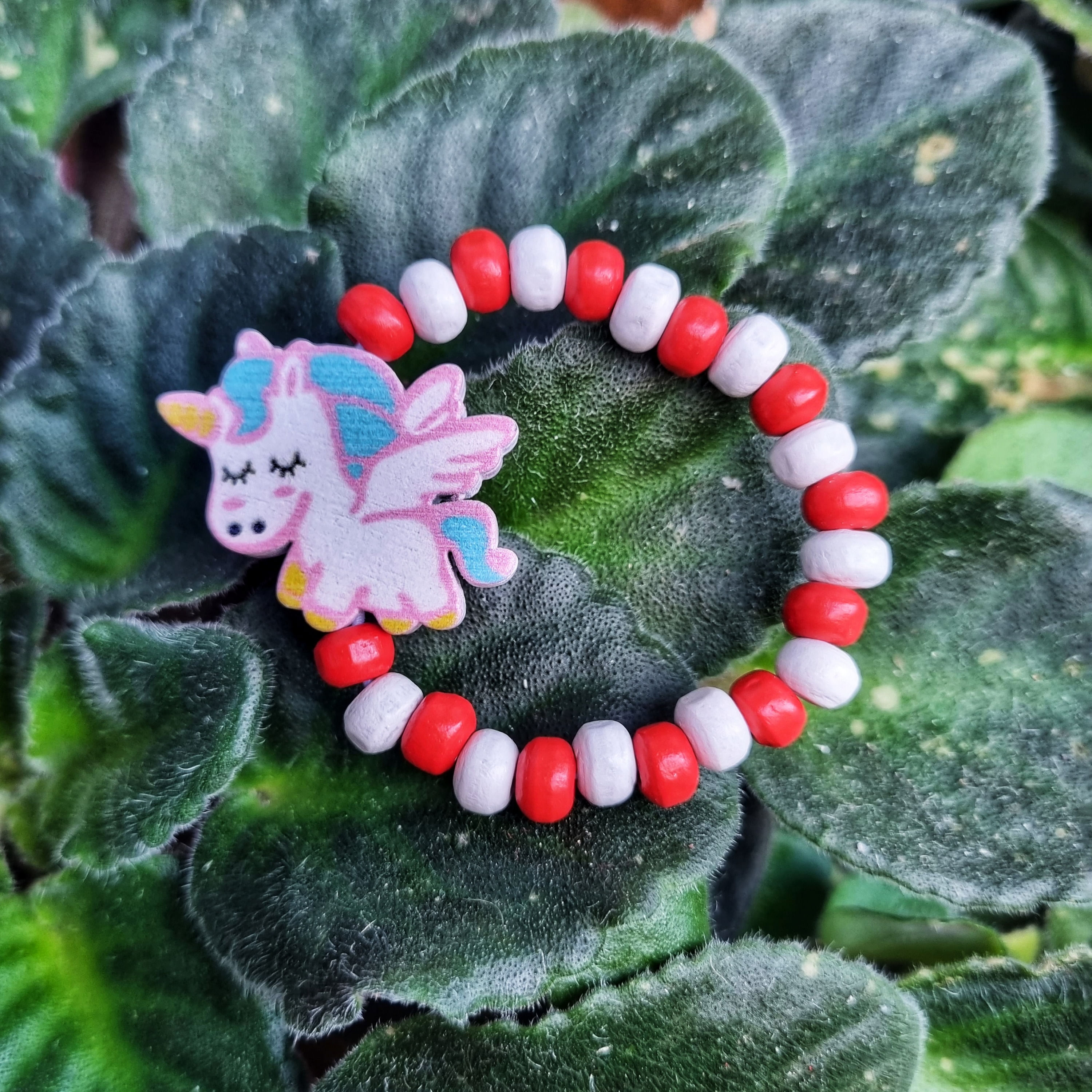 Bratara copii elastica, cu charm unicorn zburator si margelute din lemn, model 1 - imagine 3