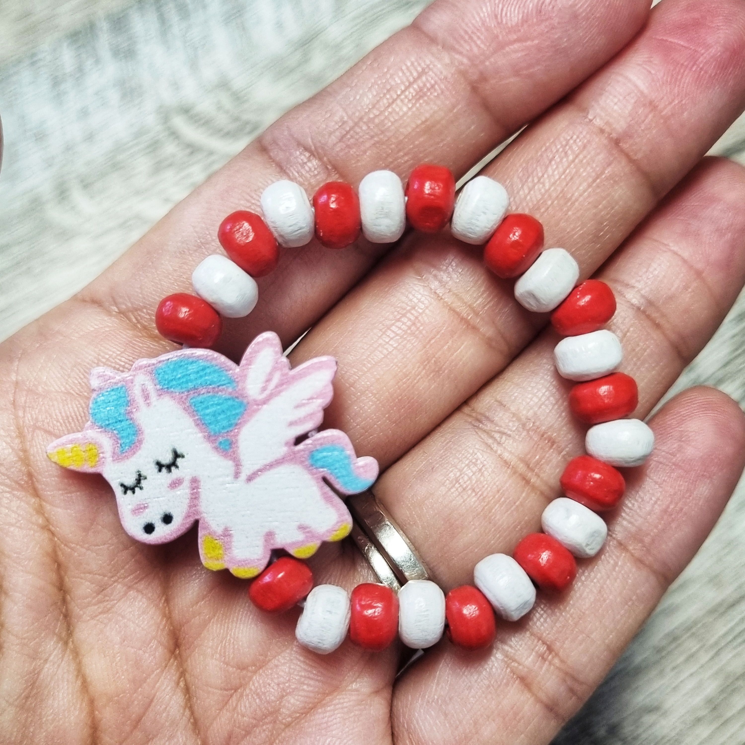 Bratara copii elastica, cu charm unicorn zburator si margelute din lemn, model 1 - imagine 4