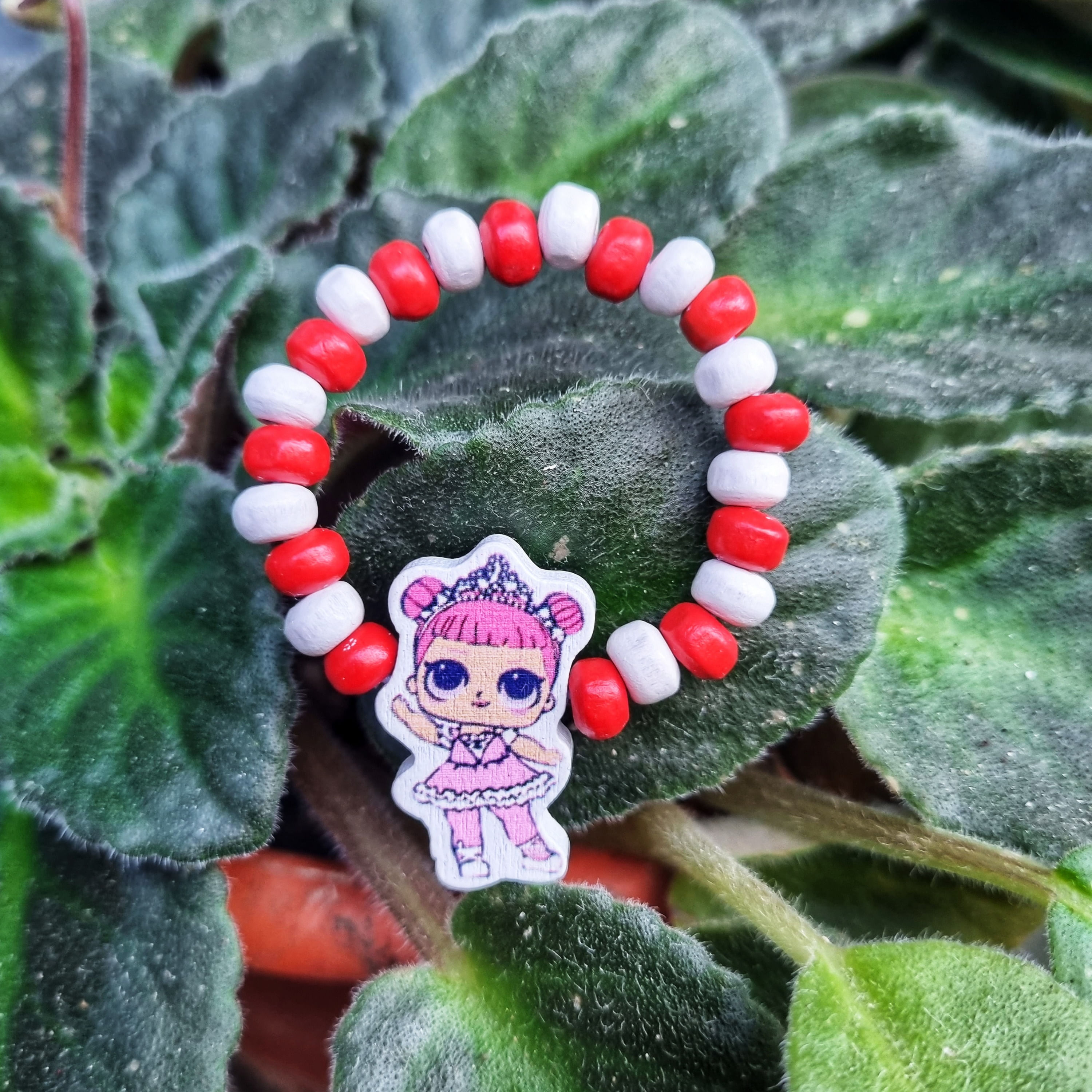 Bratara Martisor pentru copii, elastica cu fetita LOL printesa, cu margelute de lemn - imagine 3