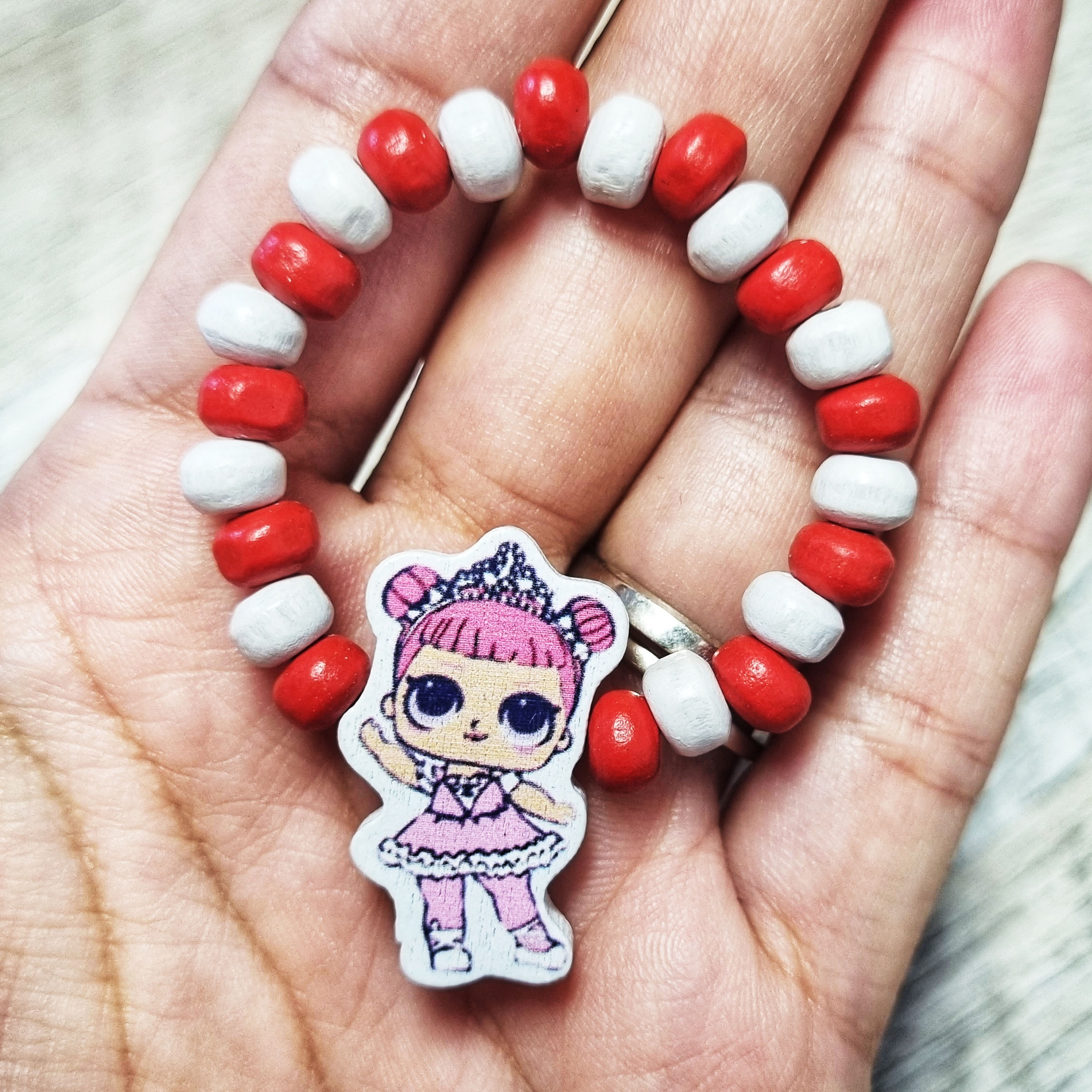 Bratara Martisor pentru copii, elastica cu fetita LOL printesa, cu margelute de lemn - imagine 4