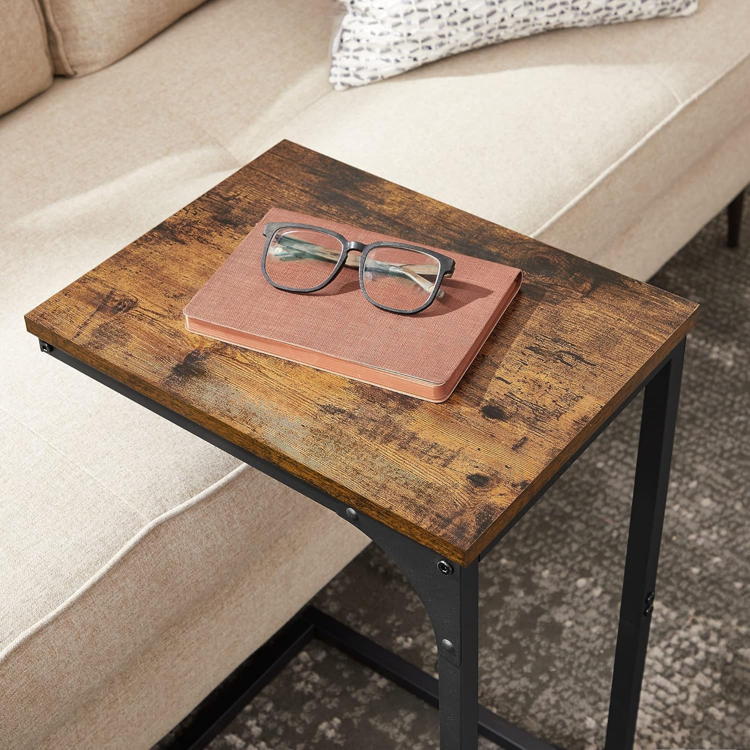 Masuta laterala C-shape pentru canapea sau pat, blat din PAL, cadru metalic, stil industrial, 40x30x62 cm, maro rustic — imaginea 8