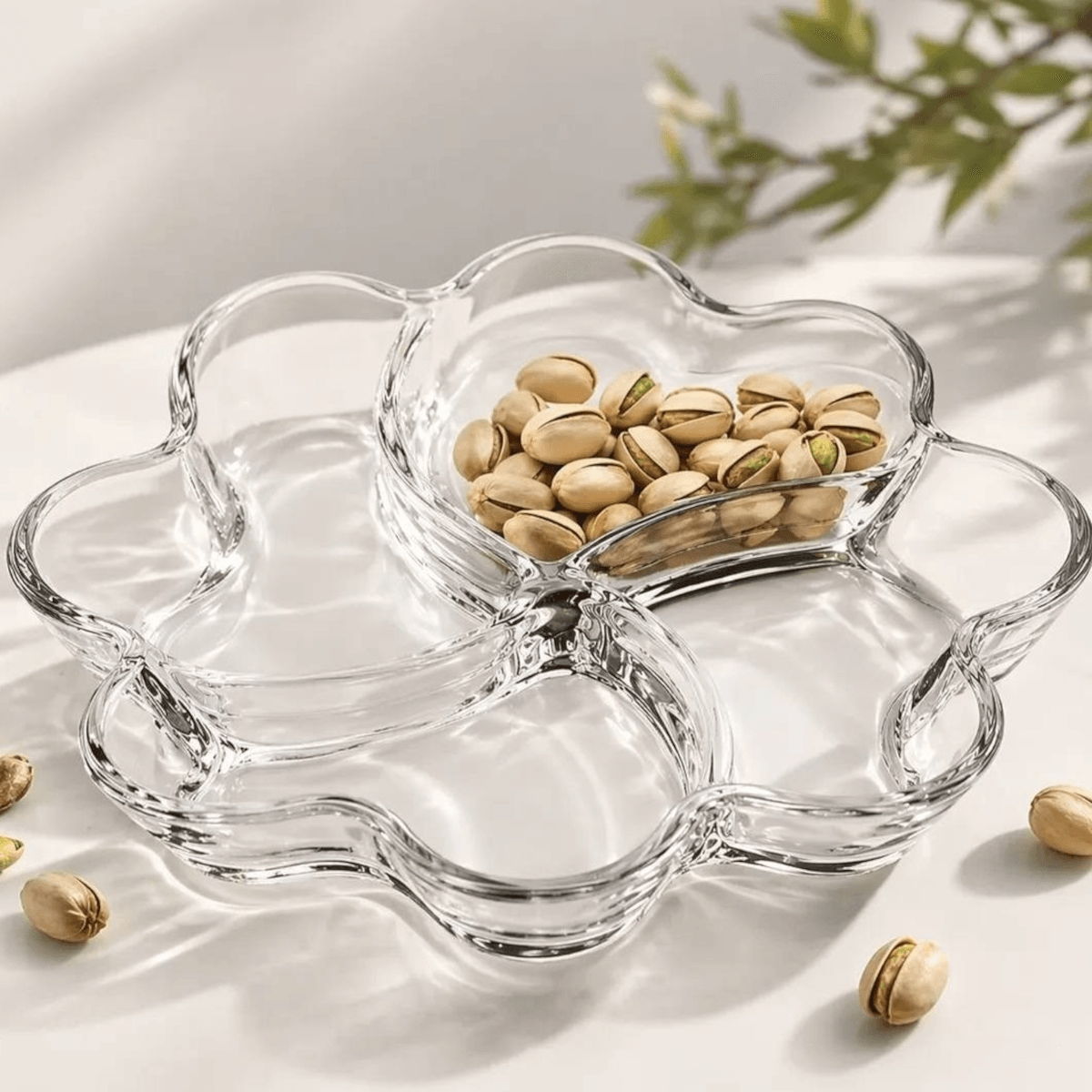 Platou din sticla in forma de floare MADGENIX, compartimentat cu 4 sectiuni, pentru aperitive, sosuri, snack-uri și deserturi, 21.5 cm
