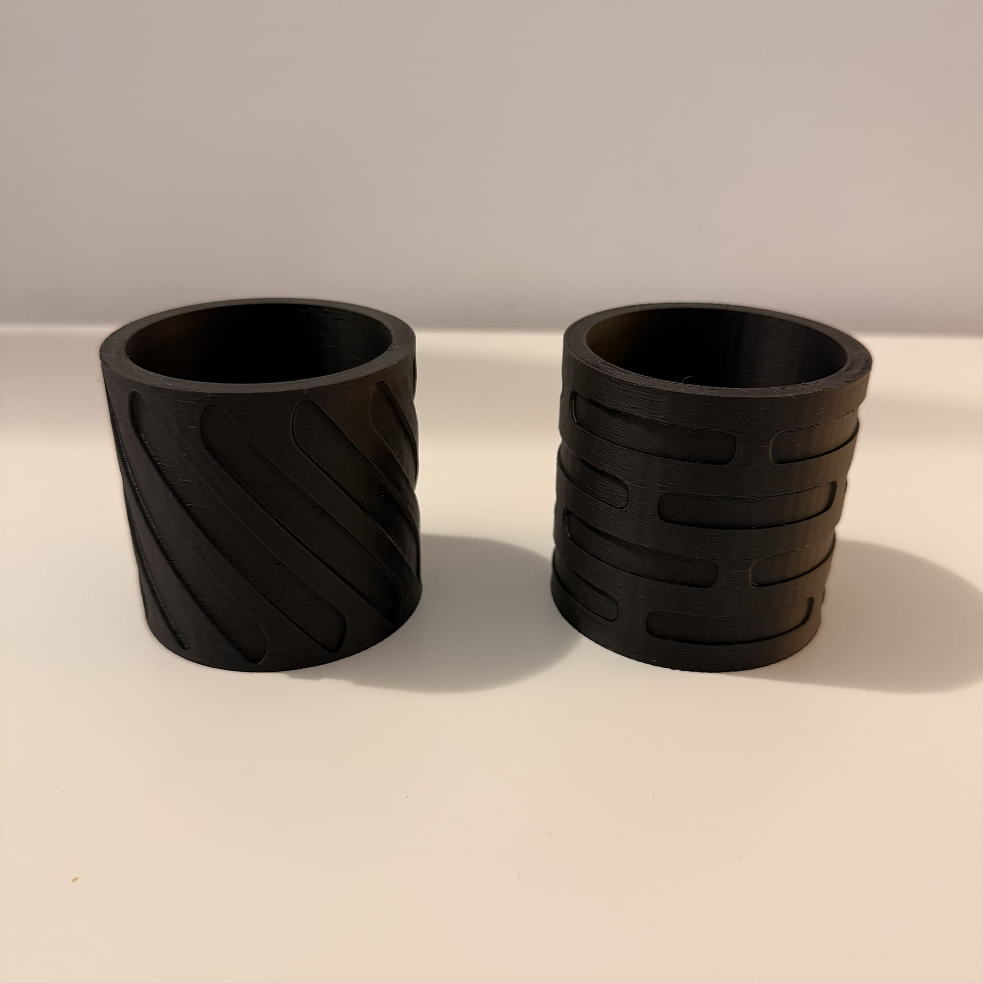 Set 2 Ghivece pentru plante mici (plantele nu sunt incluse), Diametru intern 6 cm, Negru — imaginea 5