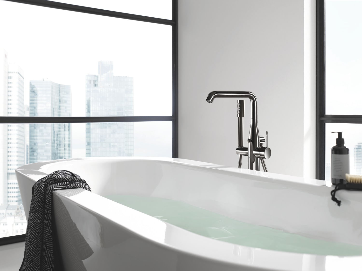 Baterie de cada Grohe 23491A01, Essence, montare pe podea, 1/2'', set de dus, pivotanta, necesita set fixare, lucios — imaginea 3