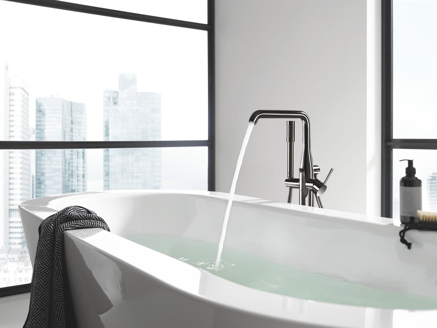 Baterie de cada Grohe 23491A01, Essence, montare pe podea, 1/2'', set de dus, pivotanta, necesita set fixare, lucios — imaginea 5