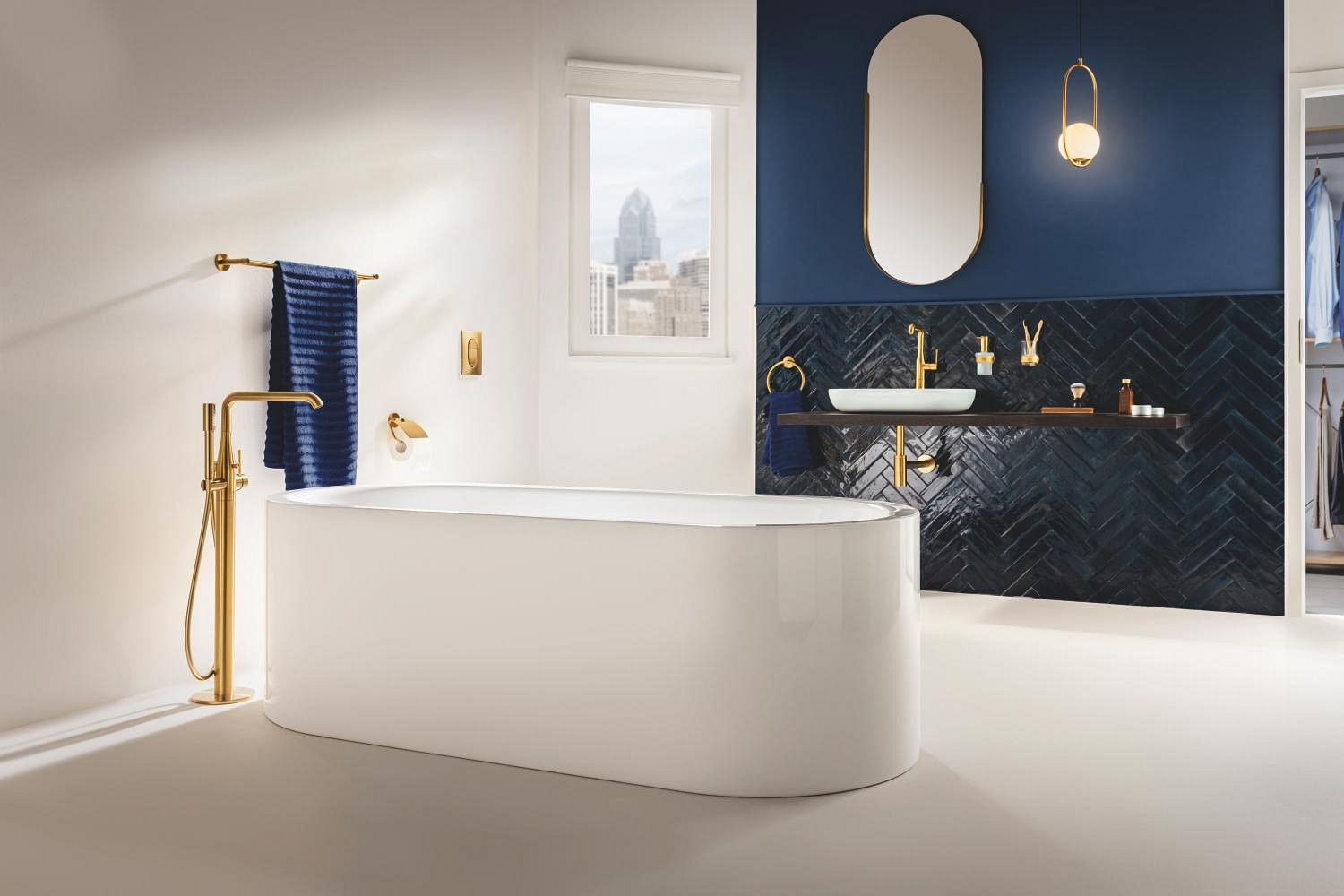 Baterie cada Grohe 25248GN1, Essence, 1/2'', pe podea, set dus, necesita valva, mat, auriu — imaginea 3