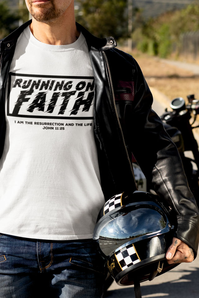 Tricou cu mesaj crestin, personalizat pentru barbati, Priti Global, Running on Faith, Ioan 11:25